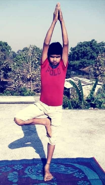 वृक्षासन योग Vrikasana Yoga, शुरुवात के लिए 12 आसान योगासन Types of Yoga Asanas Poses for Beginners Hindi