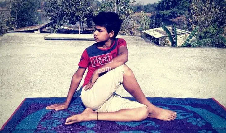 अर्धमत्स्येन्द्रासन योग Ardha Matsyendrasana Yoga, शुरुवात के लिए 12 आसान योगासन Types of Yoga Asanas Poses for Beginners Hindi