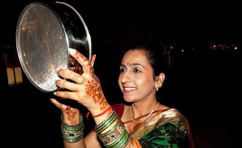 करवा चौथ व्रत कथा, महत्व व पूजा विधि Karva Chauth festival essay in Hindi